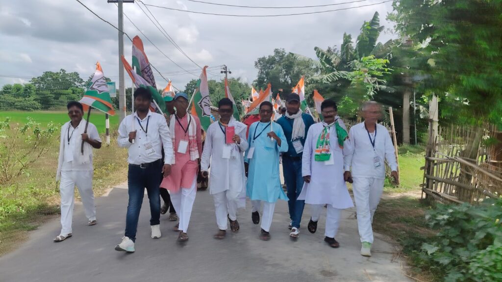 उदाकिशुनगंज की धरती पर पहुंची ‘संविधान बचाओ पदयात्रा’, डॉ. धीरेंद्र यादव ने दिया नैतिक समर्थन