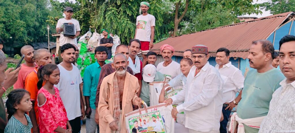 कटिहार:बाढ़ पीड़ितों के बीच निजी कोष से बांटा सूखा राशन, वार्ड 9 के कई टोलों में पहुंची राहत सामग्री