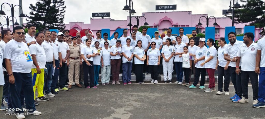 स्वच्छता ही सेवा के तहत कटिहार रेल मंडल में वाकाथोन का हुआ आयोजन,डीआरएम किरेन्द्र नरह और रेल महिला समिति अध्यक्षा निवेदिता नरह ने हरी झंडी दिखाकर किया रवाना,अधिकारियों-कर्मचारियों ने बढ़-चढ़कर लिया हिस्सा