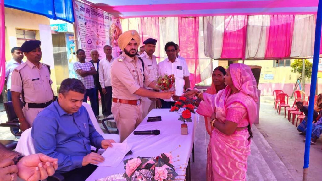 जिलाधिकारी एवं पुलिस अधीक्षक ने पंचायत सरकार भवन, मधेपुरा-बेतौना में आयोजित सहयोग शिविर का किया निरीक्षण